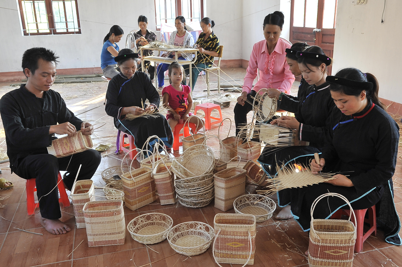 Người dân địa phương tham gia làm hàng lưu niệm tại bản du lịch cộng đồng